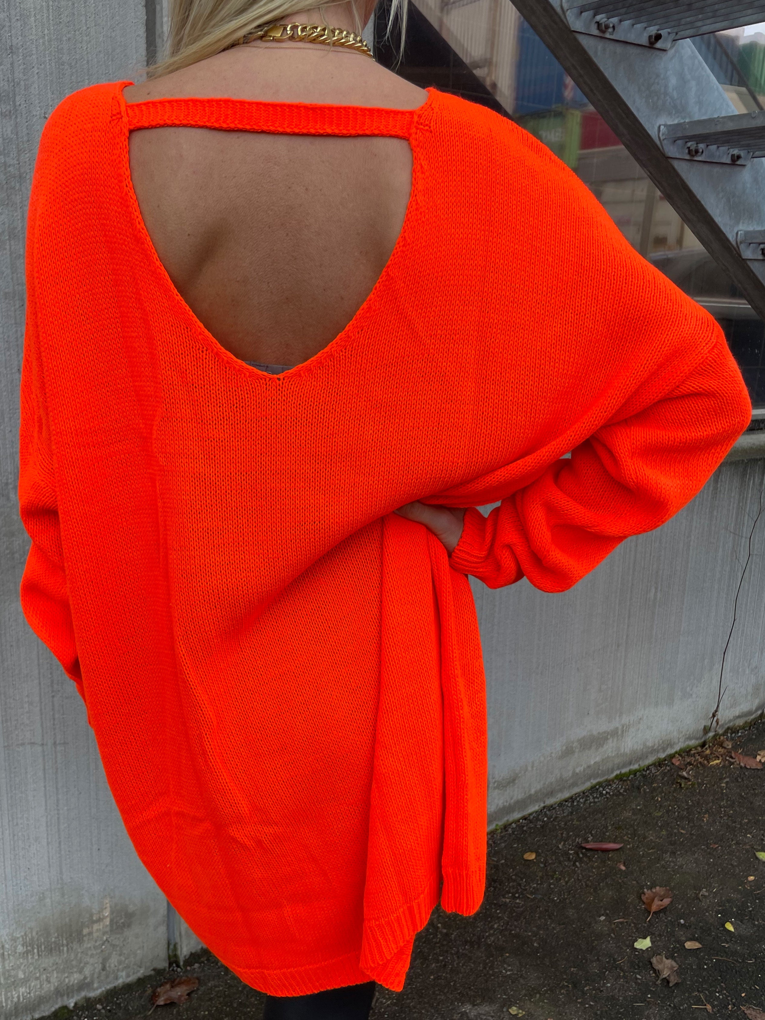 Stella - Enkel stickad klänning med djup rygg - Grey